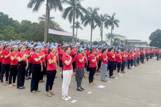 Xúc động khoảnh khắc hàng vạn công nhân toàn tỉnh Nghệ An chào cờ, hát Quốc ca 