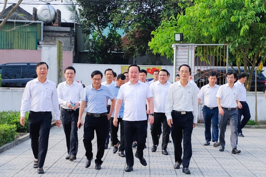 Chủ tịch UBND tỉnh Nguyễn Đức Trung thăm một số mô hình kinh tế tại huyện Hưng Nguyên