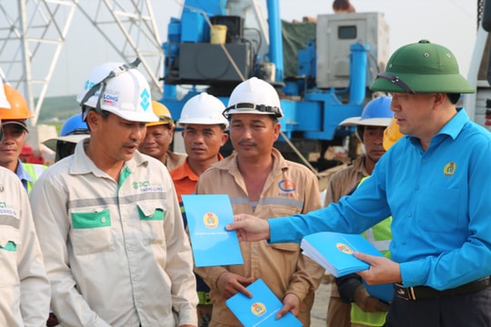 Liên đoàn Lao động tỉnh trao quà tặng công nhân thi công đường dây 500kV tại Diễn Châu và Nghi Lộc
