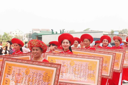 Xem lễ rước thần trong Lễ hội Đền Nguyễn Cảnh Hoan