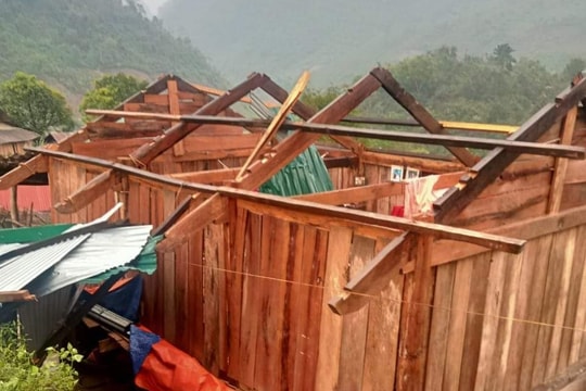 Lốc xoáy kèm mưa đá làm tốc mái nhiều nhà dân ở xã biên giới của huyện Kỳ Sơn