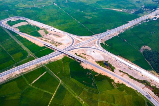 Dịp 30/4, phương tiện di chuyển trên cao tốc Bắc - Nam đoạn Diễn Châu- Bãi Vọt thế nào?