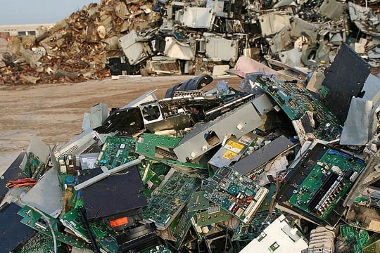 Pháp nhân thương mại phải chịu trách nhiệm hình sự thế nào khi đưa chất thải vào lãnh thổ Việt Nam?