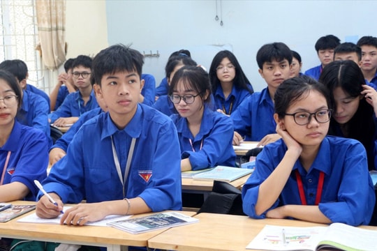 Hôm nay, học sinh lớp 12 bắt đầu tập đăng ký thi tốt nghiệp THPT