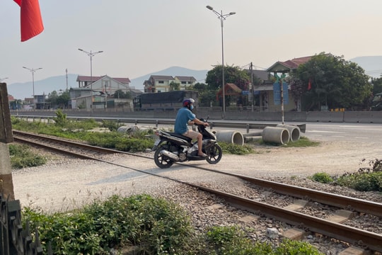 Cần sớm giải quyết dứt điểm việc đóng đường ngang dân sinh tại thị xã Hoàng Mai