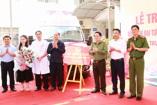 Trao tặng xe cứu thương của Bộ trưởng Bộ Công an cho Trung tâm Y tế huyện Kỳ Sơn