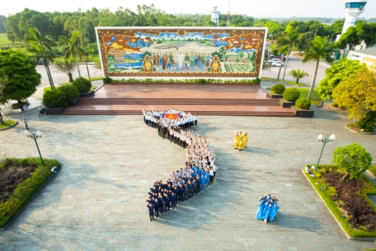 Cảng hàng không quốc tế Vinh xếp hình bản đồ Việt Nam chào mừng các ngày lễ lớn