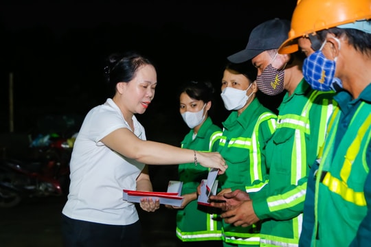 Báo Nghệ An trao 20 suất quà tặng công nhân môi trường có hoàn cảnh khó khăn