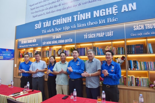 Chi đoàn Sở Tài chính Nghệ An ra mắt 'Tủ sách học tập và làm theo lời Bác'