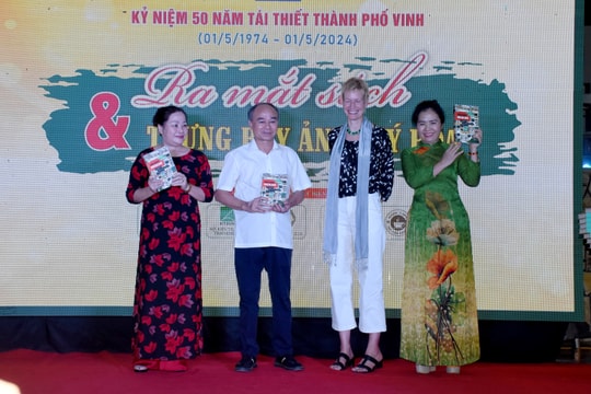 Ra mắt cuốn sách ‘Nhà tầng hồi nớ...’ nhân dịp kỷ niệm 50 năm tái thiết thành phố Vinh