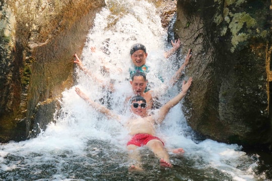 Thác Vặn - điểm 'giải nhiệt' hấp dẫn ở Thanh Chương