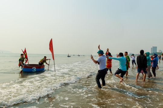 Cuốn hút giải đua thuyền mủng đầu tiên ở biển Cửa Lò