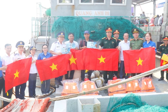 Bộ Chỉ huy Quân sự tỉnh Nghệ An và các đơn vị tặng 1.800 lá cờ Tổ quốc cho ngư dân Cửa Lò