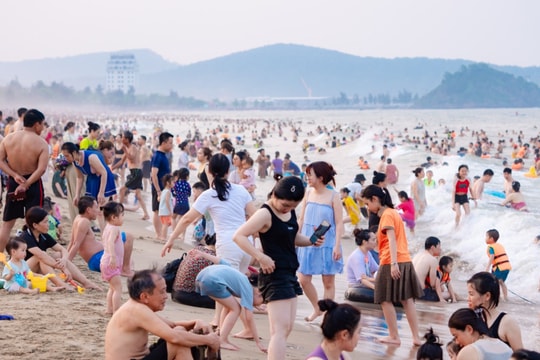 Du khách nườm nượp đổ về biển Cửa Lò đầu kỳ nghỉ lễ