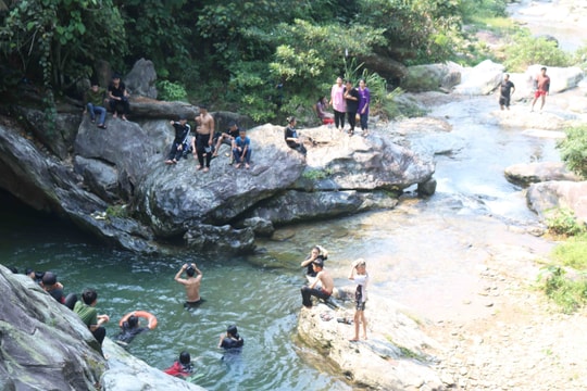 Tắm thác, nam sinh lớp 11 bị đuối nước