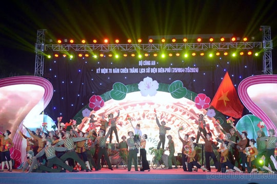 Mãn nhãn chương trình nghệ thuật 'Điện Biên Phủ - Sáng mãi thiên sử vàng'