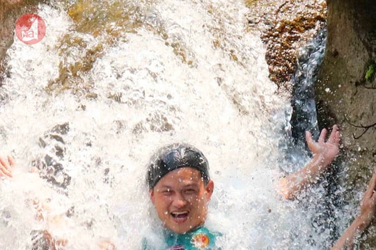 Khám phá thác Vặn ở Thanh Chương