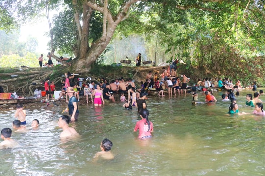 Suối, thác vùng biên hút khách ngày nắng nóng