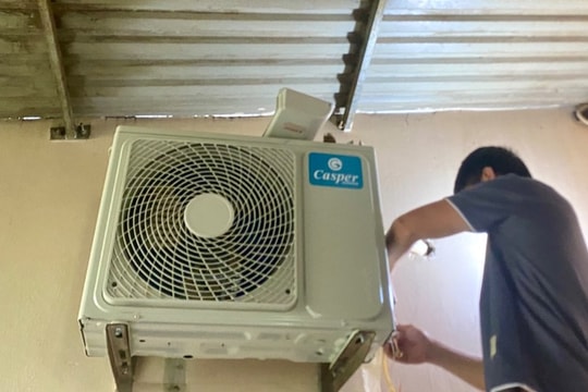 Thợ điều hòa ở Nghệ An 'hái' tiền triệu mỗi ngày dịp nắng kỷ lục