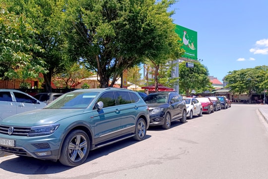 Hàng loạt xế hộp thành Vinh phơi mình giữa trời nắng như đổ lửa