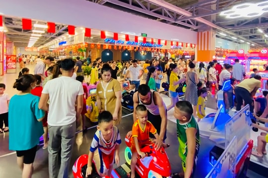 Chen chân đến các điểm vui chơi, mua sắm tại thành phố Vinh dịp lễ