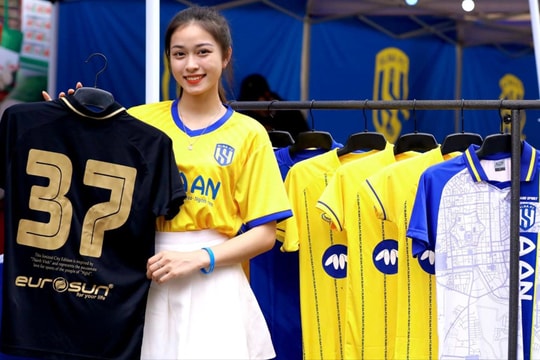 Sông Lam Nghệ An tri ân những khán giả đặc biệt trận gặp Hà Nội