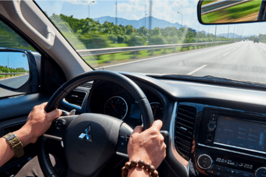 Có nên dán phim cách nhiệt cho kính lái ô tô? 