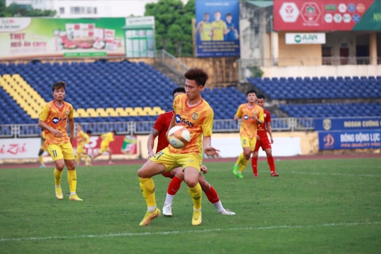 Sông Lam Nghệ An khổ luyện dưới nắng nóng nghênh đón CLB Hà Nội