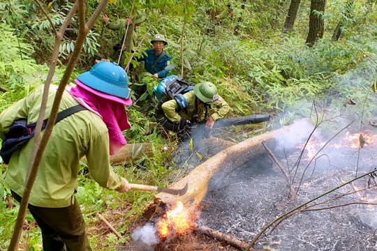 Các lực lượng túc trực hiện trường ngăn đám cháy tái bùng phát