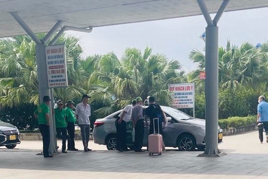 Sẽ quản lý chặt, xử lý nghiêm hơn nữa việc chê khách, ghép khách và thu thêm phí của phương tiện đón, trả khách trong sân bay Vinh! 