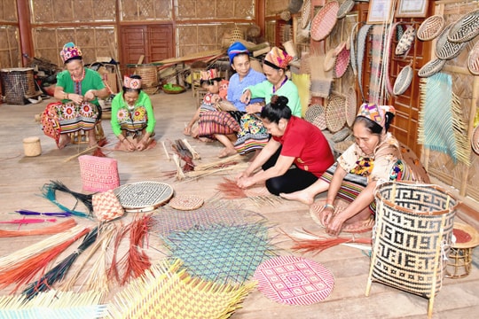 Sản phẩm mây tre đan rực rỡ sắc màu qua bàn tay phụ nữ Thái ở Nghệ An