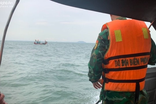 Hơn 30 phương tiện tìm kiếm 2 thuyền viên mất tích trên biển do chìm tàu