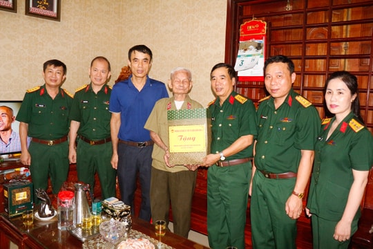 Bộ Tư lệnh Quân khu 4 thăm, tặng quà chiến sĩ Điện Biên trên địa bàn thành phố Vinh