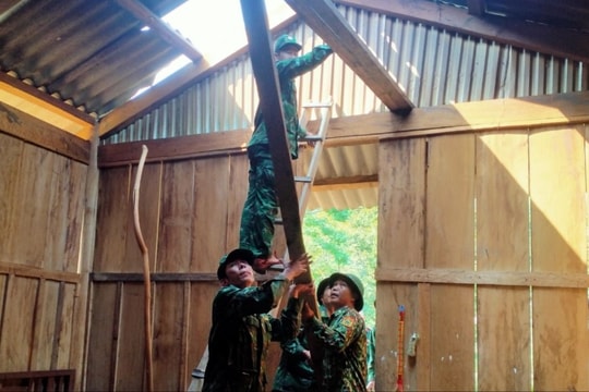 Bộ đội Biên phòng Nghệ An hỗ trợ người dân khắc phục hậu quả lốc xoáy