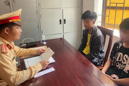 Xác minh, xử phạt 2 thanh thiếu niên 'bốc đầu' xe máy ở thành phố Vinh