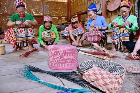 The secret to embellishing woven bamboo and rattan products of Thai elders 