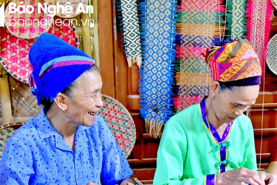 Bí quyết tô điểm cho sản phẩm mây tre đan của các cụ bà người Thái