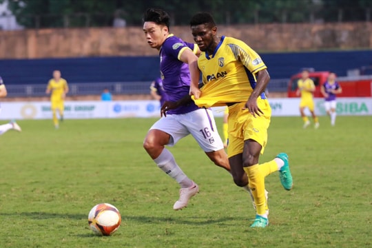 Sông Lam Nghệ An chia điểm với Hà Nội FC trên sân Vinh