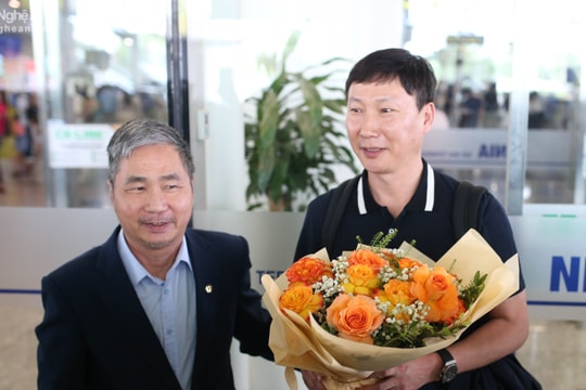 HLV Kim Sang-sik có mặt tại Việt Nam, chuẩn bị ký hợp đồng với VFF
