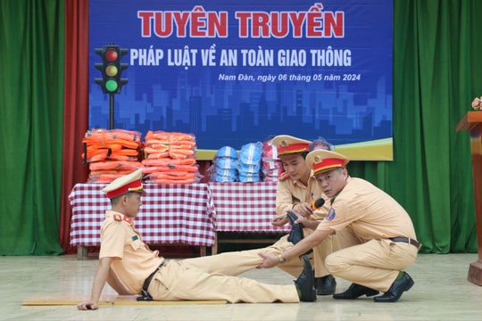 Cảnh sát giao thông Nghệ An tuyên truyền pháp luật về an toàn giao thông, phòng chống đuối nước cho học sinh
