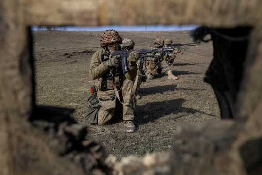 Cựu tướng Mỹ: NATO sẽ từ chối cung cấp vũ khí nếu Ukraine không chiến đấu