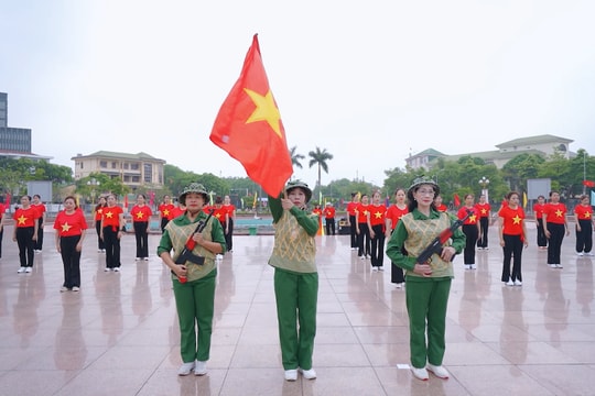 Phụ nữ thành phố Vinh đồng diễn mừng 70 năm Chiến thắng Điện Biên Phủ