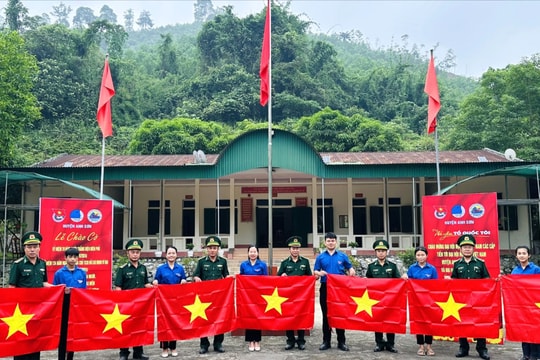 Trao tặng cờ Tổ quốc, gắn biển cảnh báo đuối nước ở khu vực biên giới 