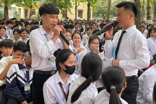 Tuyên truyền pháp luật thông qua phiên tòa giả định thu hút 1.000 học sinh tham gia