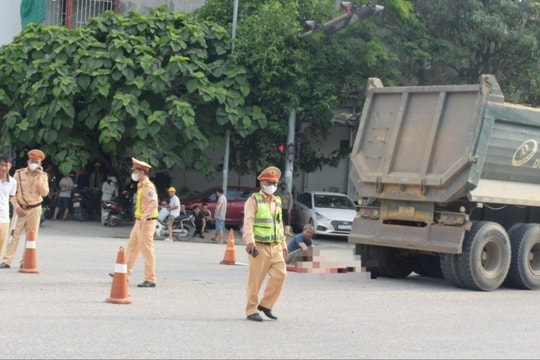 Va chạm với xe tải, người phụ nữ đi xe đạp tử vong tại chỗ