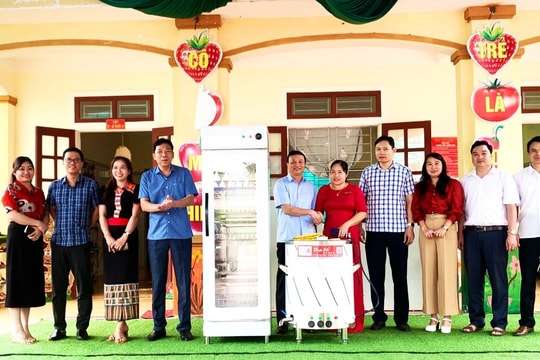 Ban Nội chính Tỉnh ủy trao quà tại Trường Mầm non xã Diên Lãm huyện Quỳ Châu