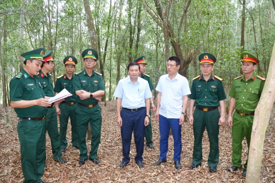 Phó Chủ tịch Thường trực UBND tỉnh kiểm tra công tác chuẩn bị diễn tập Khu vực phòng thủ thị xã Hoàng Mai