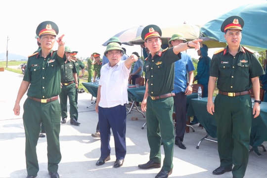 Phó Chủ tịch UBND tỉnh Nguyễn Văn Đệ kiểm tra công tác chuẩn bị diễn tập phòng chống lũ lụt, tìm kiếm cứu nạn tại Hưng Nguyên