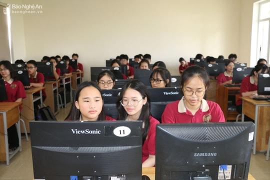 Học sinh thận trọng trong ngày đầu tiên đăng ký tuyển sinh vào lớp 10