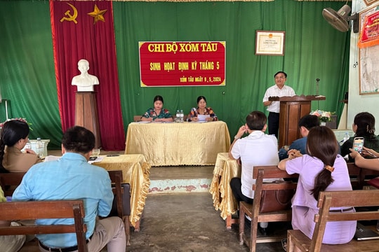 Trưởng ban Dân vận Tỉnh ủy dự sinh hoạt tại Chi bộ xóm Tàu, xã Nghĩa Xuân, huyện Quỳ Hợp